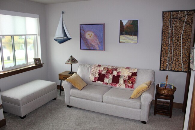 Building Photo - Stunning Fully Furnished Townhome with Lake Views