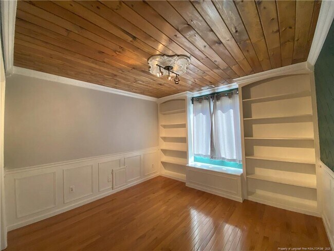Building Photo - 462 Crown Point