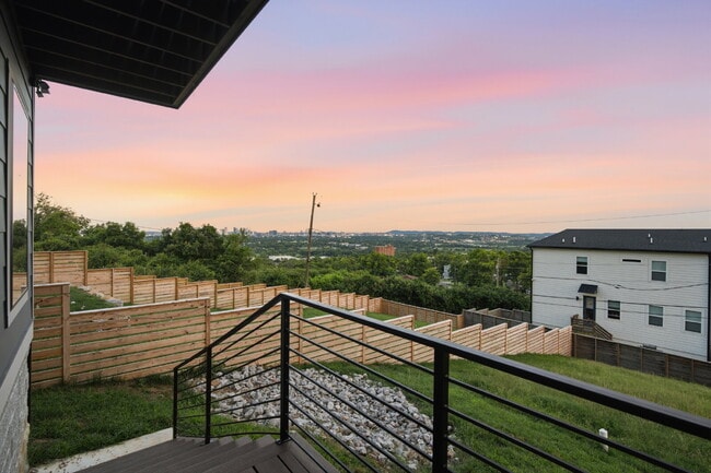 Building Photo - "Spacious 4-Bed, 4.5 bath, AMAZING views, fenced in yard