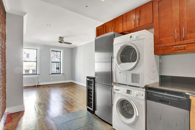 Primary Photo - 411 E 12th St