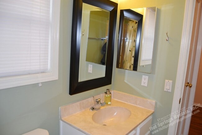 Building Photo - West Gate Area | Home | Furnished