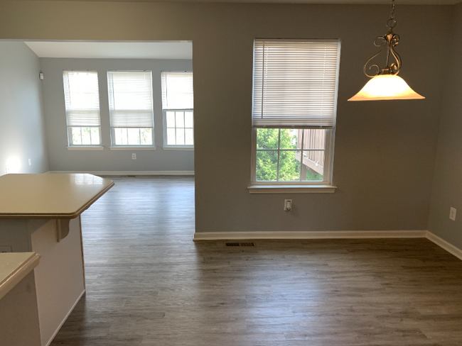Building Photo - 1082 Sparrow Way