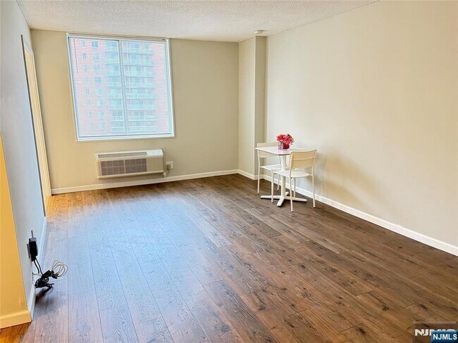 Building Photo - 160 Overlook Ave