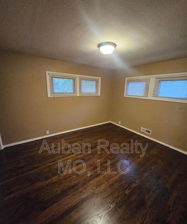 Building Photo - 7400 E 109th St