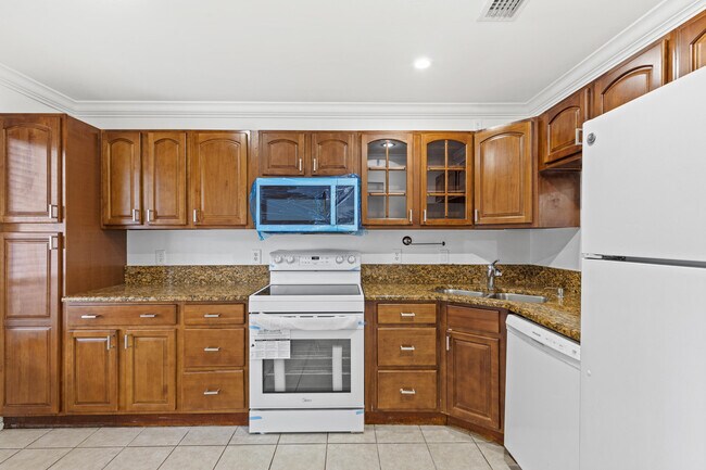 Building Photo - 814 Hill Dr