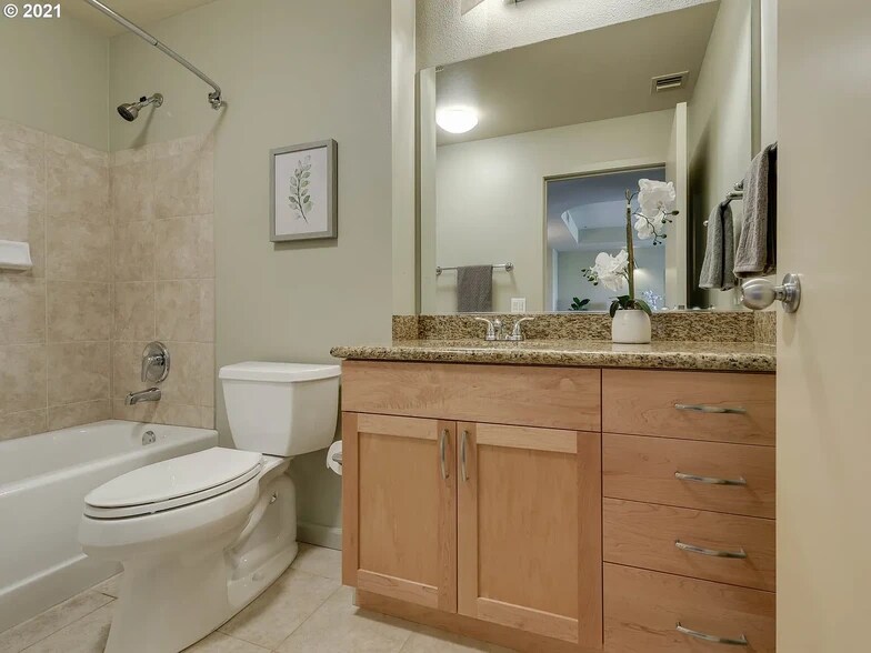 Building Photo - 1620 NE Broadway St