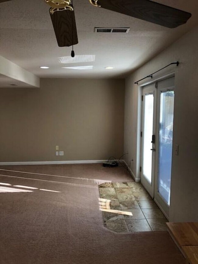 Building Photo - Charming Studio in Superior