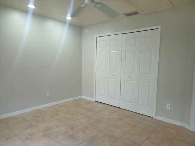 Building Photo - 3 bedroom 2 bath 1 car garage duplex