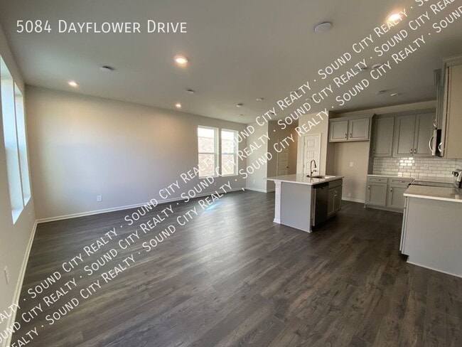 Building Photo - 5084 Dayflower Dr