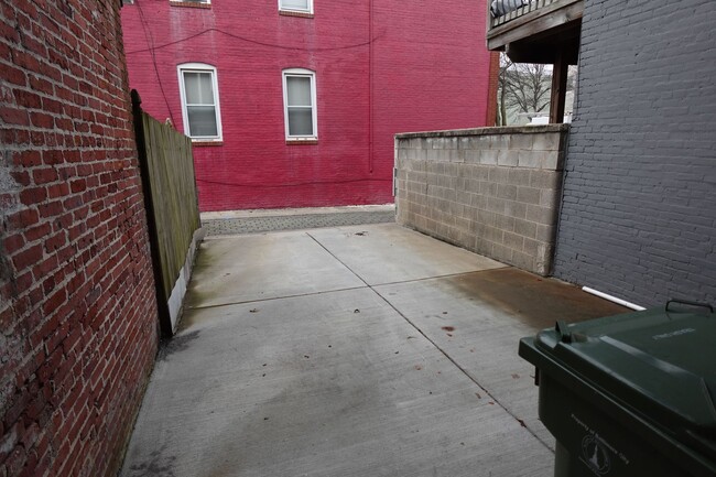 Building Photo - Charming 3Bedroom Townhome - Steps from Pa...