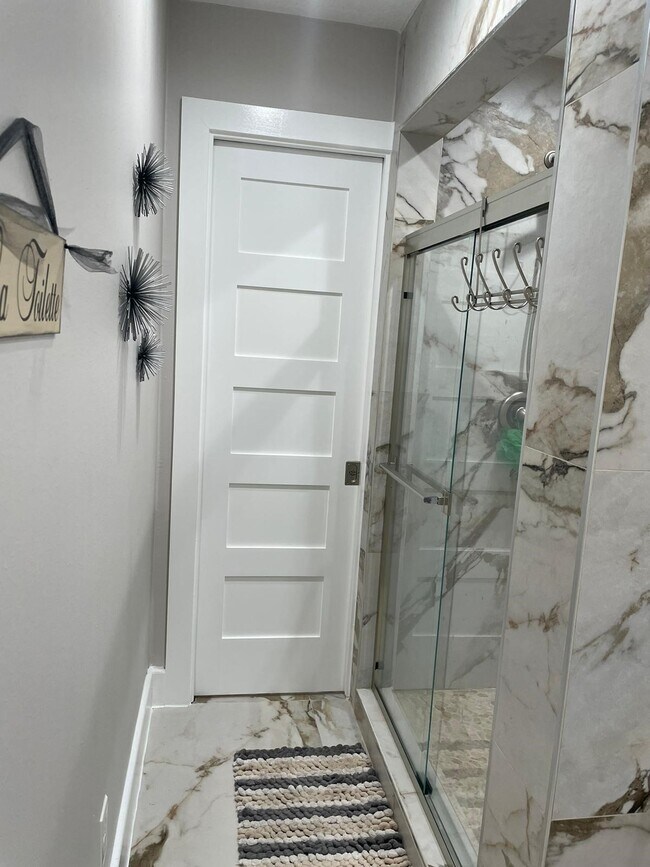 Building Photo - 14227 Sandfield Dr