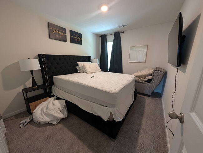 Building Photo - Room in Apartment on North Mills Rd