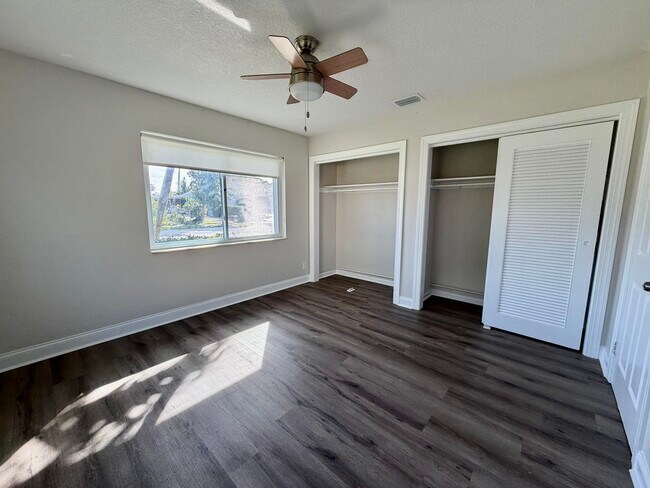 Building Photo - 1615 Crest Dr