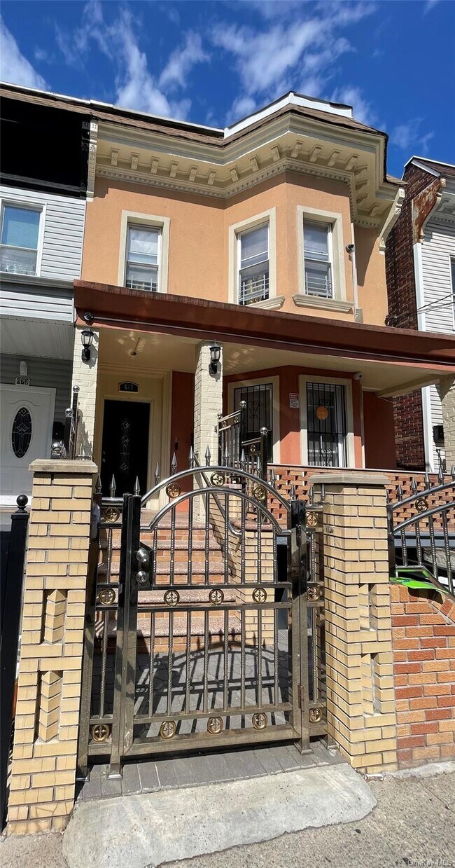 Primary Photo - 677 E 224th St