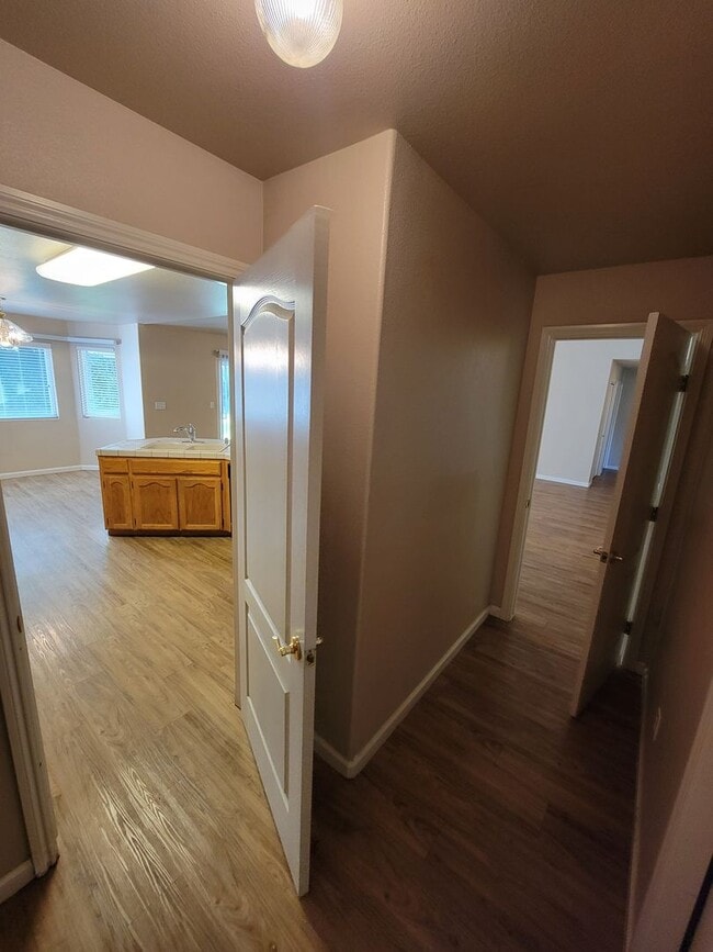 Building Photo - 3 Bedroom 2 Bathroom in NE Visalia!