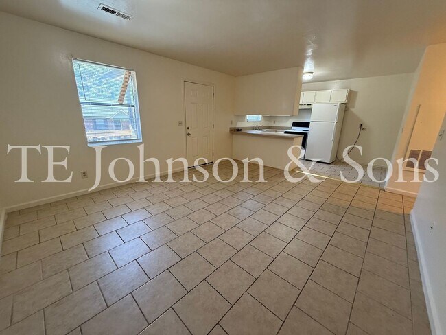 Building Photo - 2 Bedroom Utilities INCLUDED