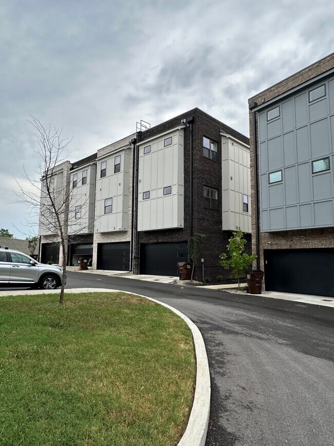 Building Photo - 704 Inspiration Blvd