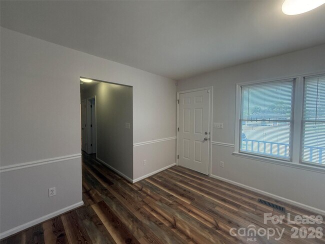 Building Photo - 336 Valley Glen Ct NW