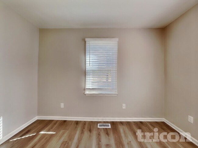 Building Photo - 101 N Lakeside Dr