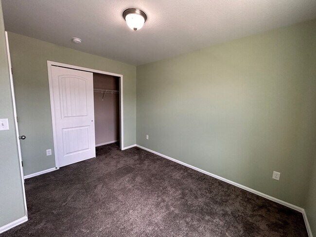 Building Photo - 3 Bed 3 bath Town Home in 80910!