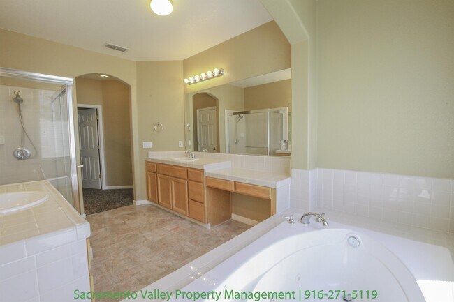 Building Photo - 2400 Snowy Egret Ct
