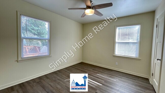 Building Photo - Cute 3 bedroom 2 bath home in Tacoma!