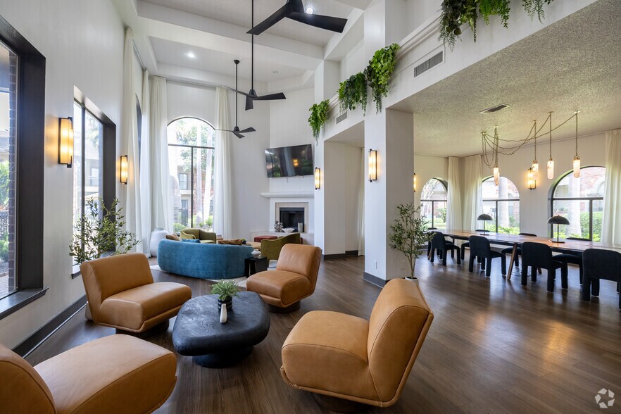 Clubhouse - The Elle Collection