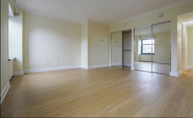 Building Photo - 3 Bedroom, 2 Bathroom Condo in Downtown!