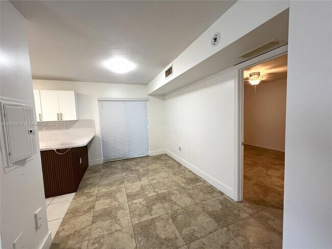 Building Photo - 1240 SE 28th Ct