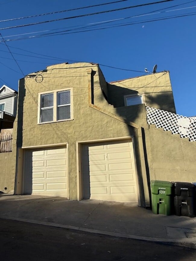 Building Photo - 2+1 w/all appliances + garage in central L...