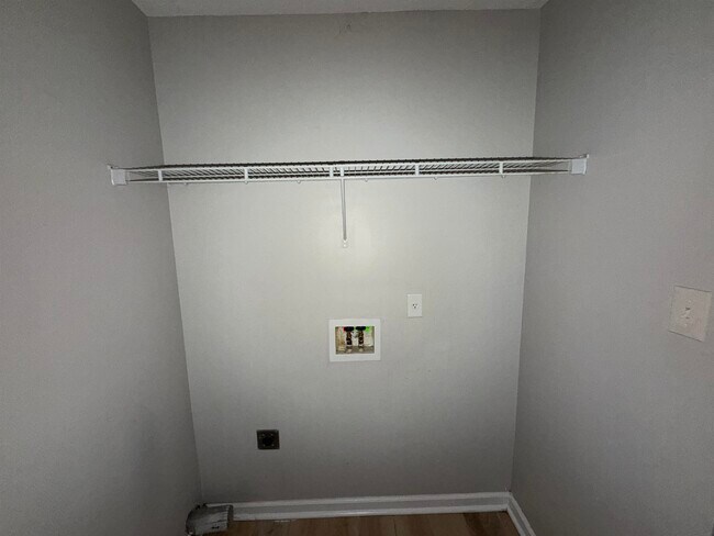 Building Photo - 270 Village Dr