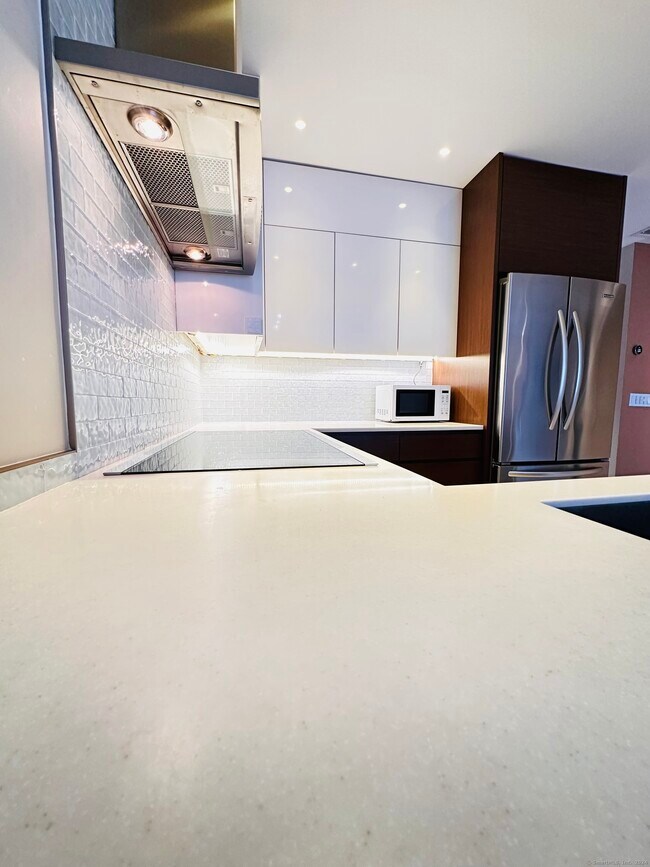 Building Photo - 7 Elm St