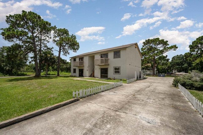 Building Photo - Adorable home in the heart of Palm Bay!