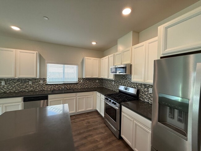 Building Photo - 4-bedroom single story in Manteca!