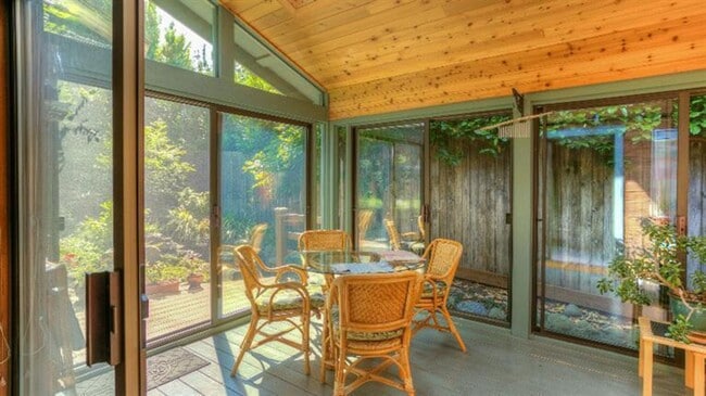 Building Photo - Serene 3 bed/2 bath home in beautiful garden setting | Available June