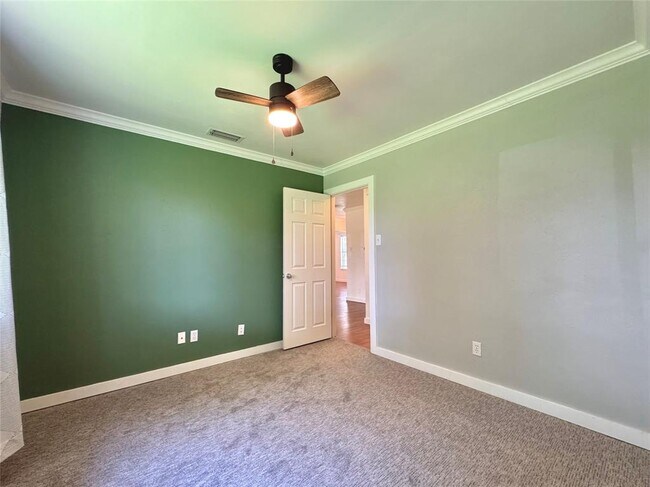 Building Photo - 1501 Greenfield Dr