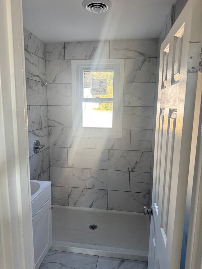 Building Photo - Newly renovated 2bd/1ba Apartments