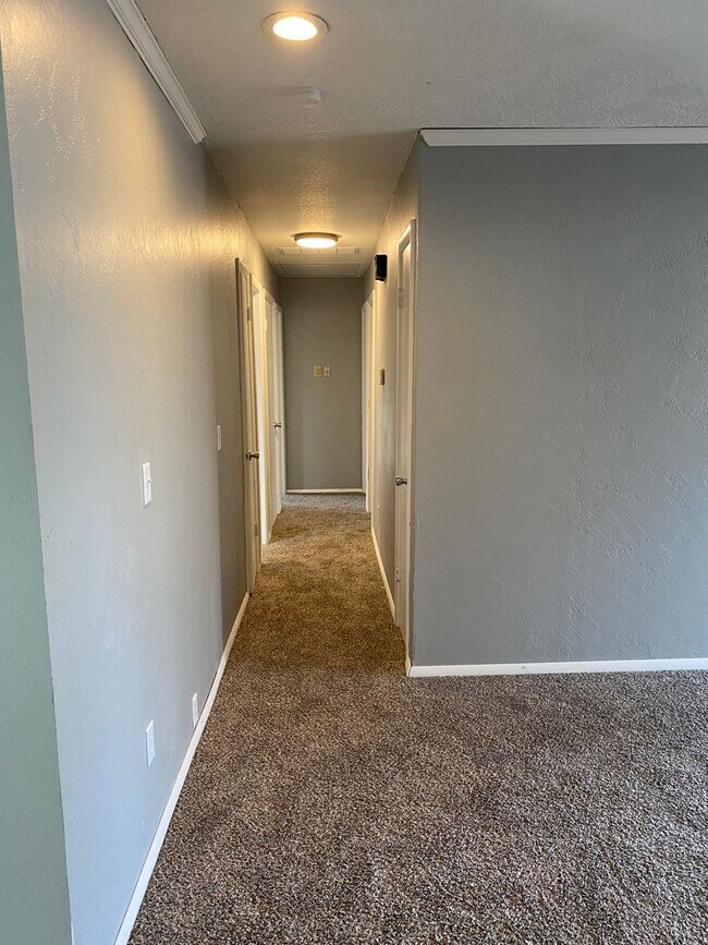 Building Photo - 3 bedroom/1.5 bathroom house/2 car garage