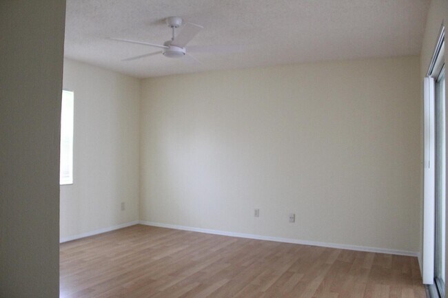 Building Photo - 201 NE Midfield Ln