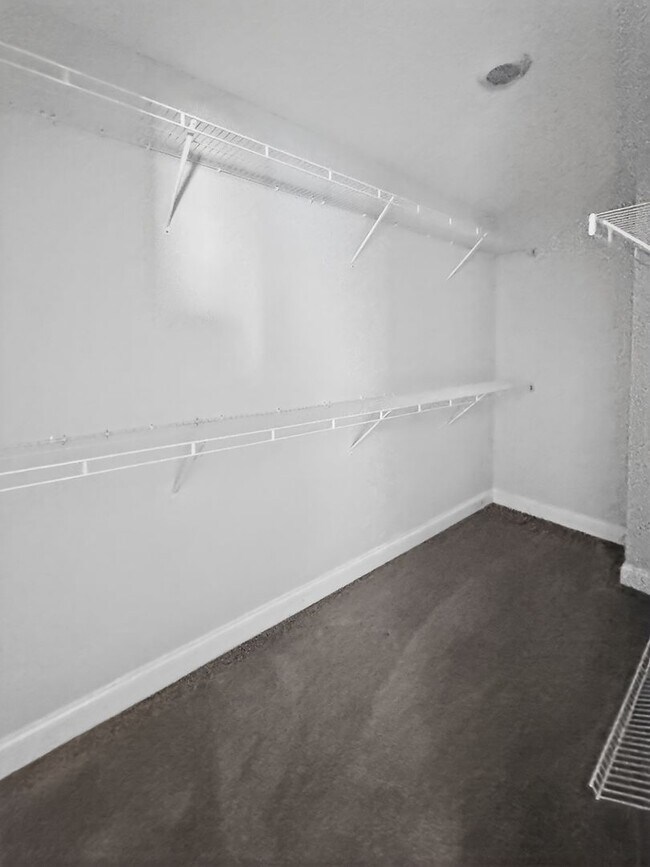 Building Photo - RATE DROP ALERT (was $2350/month) and MOVE-IN SPECIAL: 50% OFF 1ST MONTH'S RENT!**