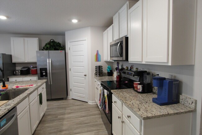Building Photo - 5372 Wyndell Cir