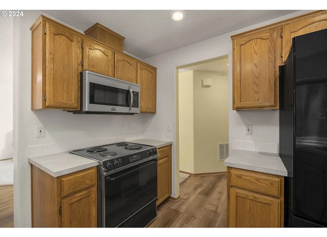 Building Photo - Stunning 4 Bedroom Home in Bethany!