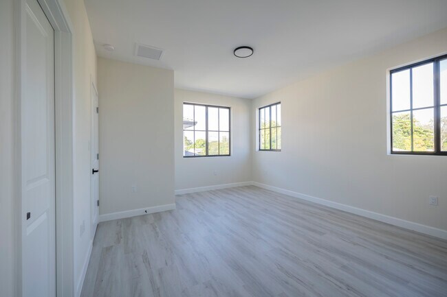 Building Photo - 18020 SW 103rd Ave