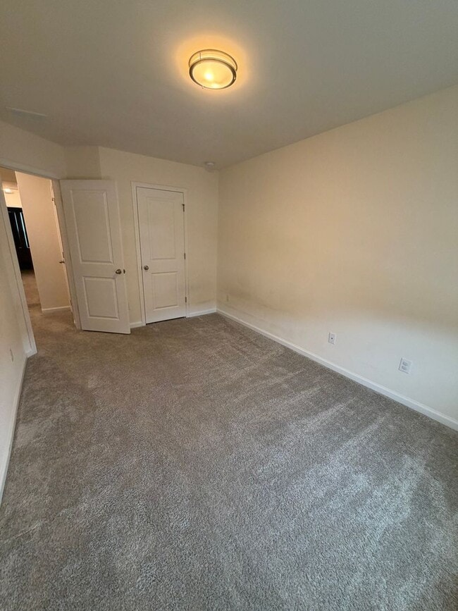 Building Photo - Beautiful 3 Bed / 2.5 Bath Townhome in Foxbank Plantation