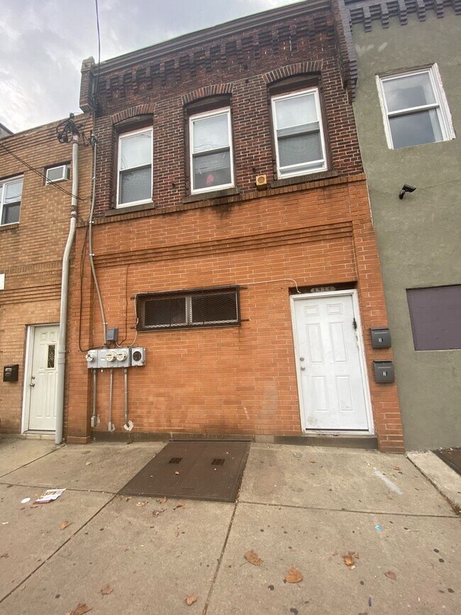 Building Photo - Bright & Practical 1BR/1BA on Lancaster Avenue