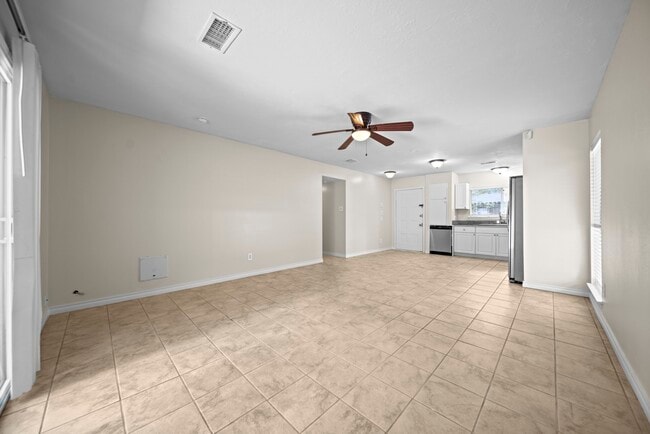 Building Photo - 10 Raccoon Ln