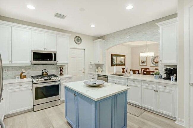 Building Photo - 2847 Tiburon Blvd E