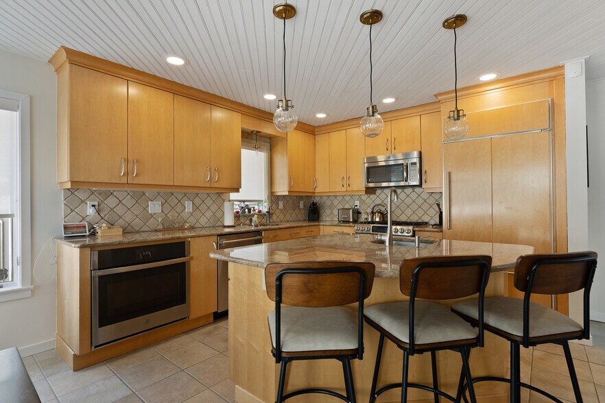 Building Photo - 7600 Bayshore Dr