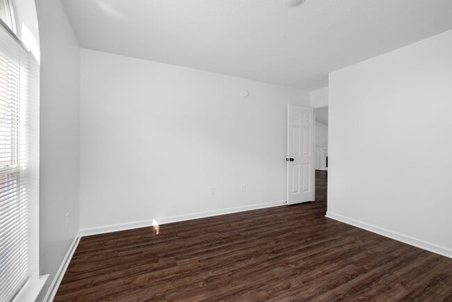 Building Photo - Recently renovated 3 bedroom, 2 bathroom h...