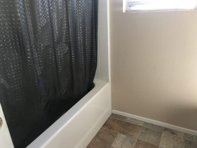 Building Photo - ***Move in Special $1000*** Oceanside Great Location 3 Bedroom Home!